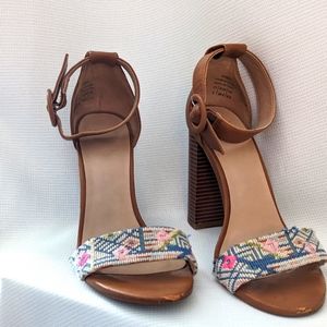 Chunky heel with pattern strap